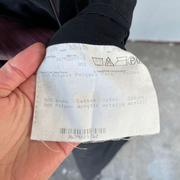 Timeless Bugatti Microtine Overcoat with Burgundy Lining - Elegant and Versatile - Picture 7 of 7